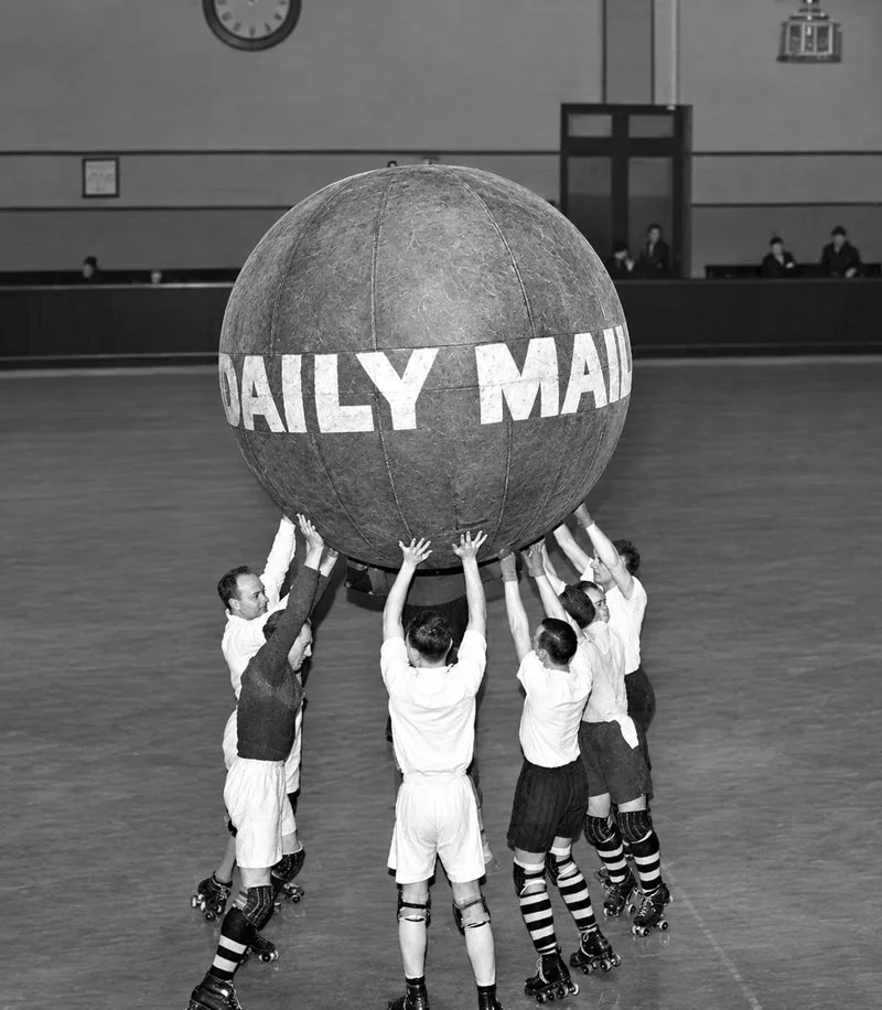 Du Pushball en patins à roulettes en 1936