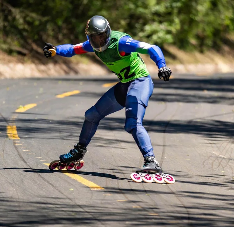 Un patineur italien freine en "magic" dans la descente des World Skate Games 2026