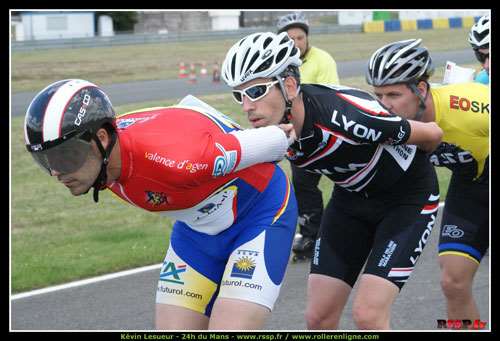 Pascal Briand en tête d'un peloton aux 24 Heures du Mans Roller 2012