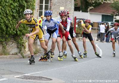 Le peloton des seniors femmes dans la montée