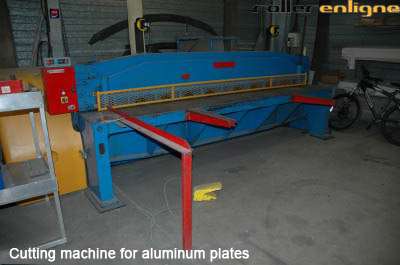 Cutting machine for aluminium plates