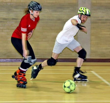 Roller soccer ou roller foot, mélange entre football et patins à roulettes
