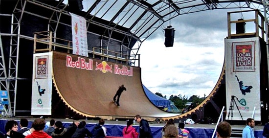 Une rampe Redbull avec du skateboard en 2008 Une rampe Redbull avec du skateboard en 2008