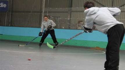 Apprendre à faire une passe en roller-hockey
