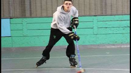 Patiner en avant avec la crosse de roller-hockey