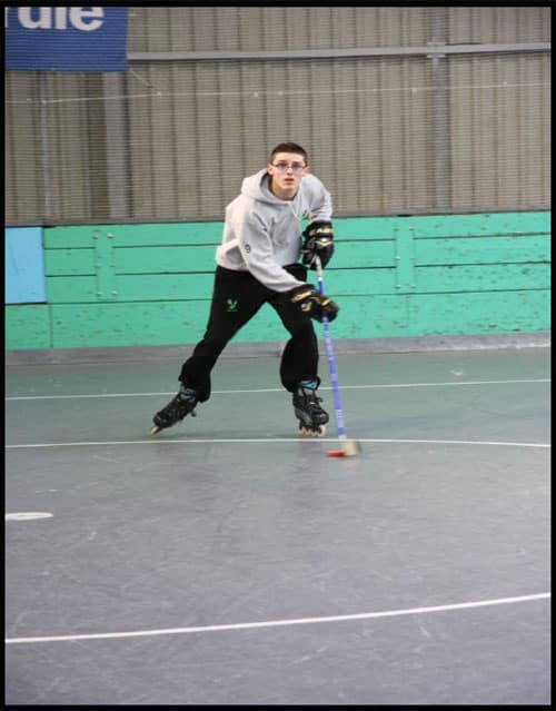 Apprendre à patiner en avant en roller-hockey