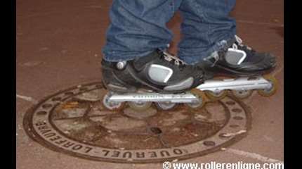 Passer un obstacle sur le sol en roller