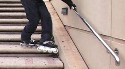 Descendre un escalier en roller parallèlement aux marches