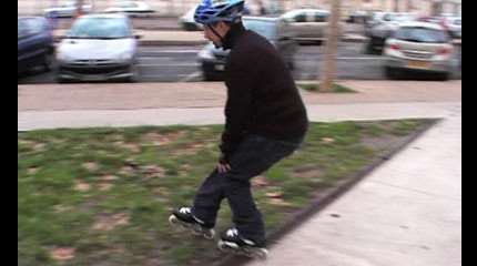 Freiner dans l&rsquo;herbe en roller : le hors-piste