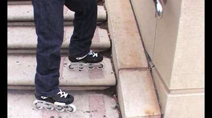 Monter un escalier en roller parallèlement aux marches