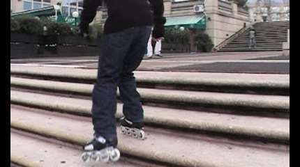 Monter un escalier en roller en roulant dans les marches