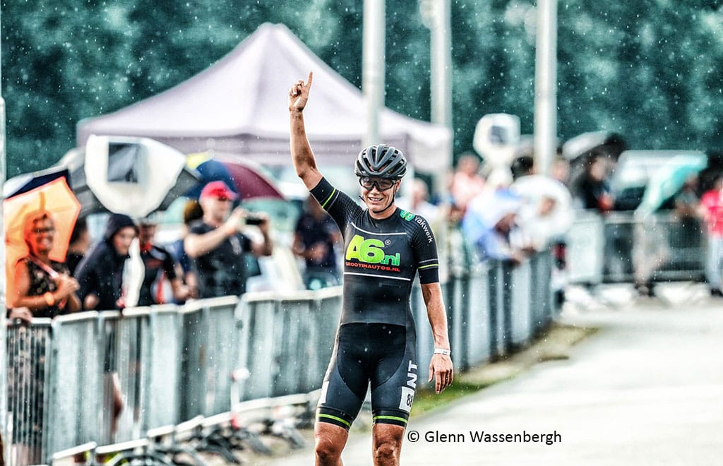 Manon Kamminga gagne la course seule en échappée