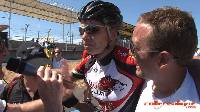 Philippe Coussy à l'arrivée de ses 24 heures du Mans Rollers en solitaire, avec son staff composé de Youb et Dom