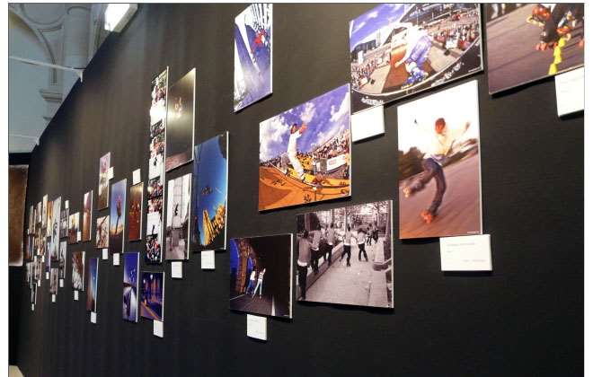 Mur de photographies de l'exposition Paris - Capitale du Roller