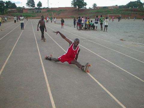 Grand écart en roller au Cameroun