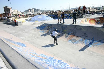Un patineur dans les courbes du bowl