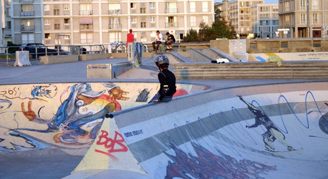 Un jeune rider assis sur un spine du bowl du Havre