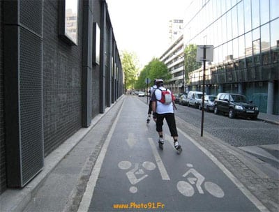 Roller sur une piste cyclable