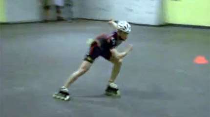 Apprendre à pousser en roller course :  foulées collées (A2)