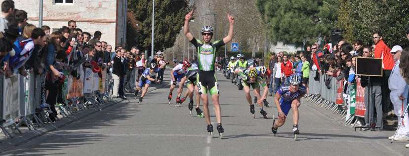 Célébration d'Aurélien Roumagnac devant Alexandre Guyomard sur la ligne d'arrivée du Championnat de France marathon roller 2012 à Agen