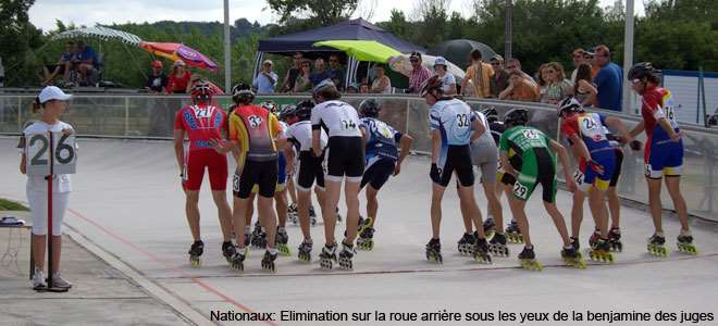 Course à éliminations - élimination sur la roue arrière, sous les yeux de la benjamine des juges