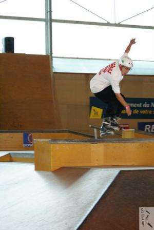 Rider en fakie au dessus d'un curb