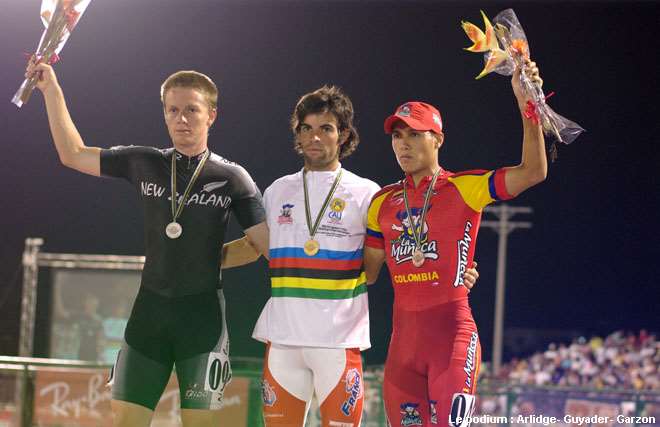 Scott Arlidge (Nouvelle-Zélande), Yann Guyader (France) et Garzon (Colombie)