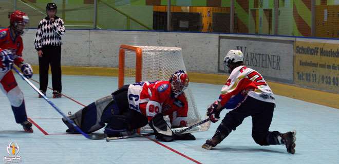 La France devant la cage de la République Tchèque au Championnat du monde de roller hockey 2008