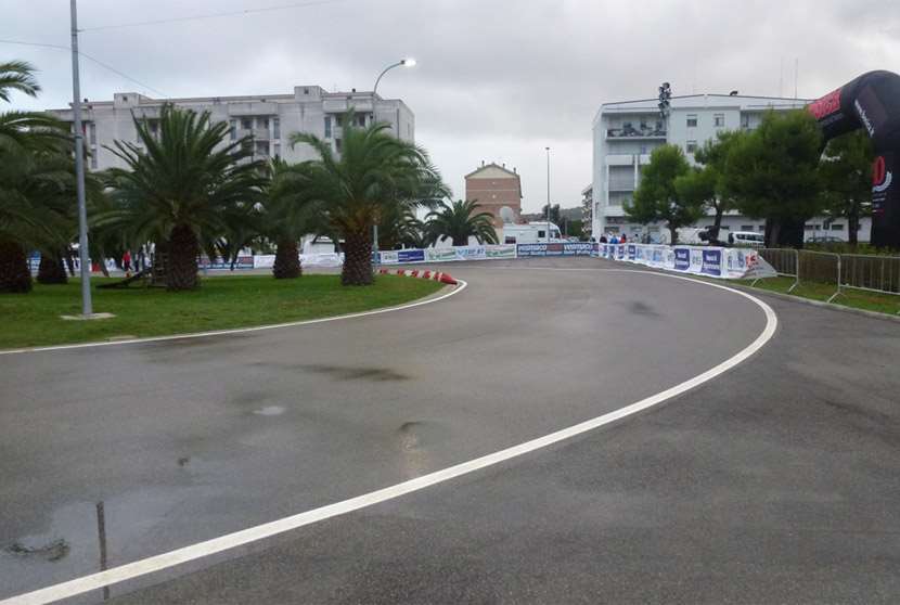 Le dernier virage du circuit routier avec quelques flaques d'eau