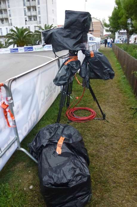 La caméra officielle de RAI TV recouverte de sac poubelles pour la protéger de la pluie