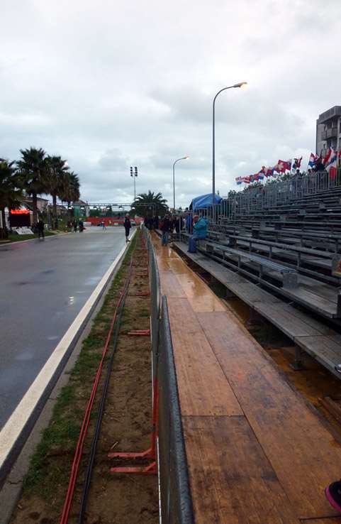 Les tribunes pour le public. Durant l'après-midi, les bénévoles ont constuit des passages en bois pour faciliter l'accès et éviter de marcher dans la boue