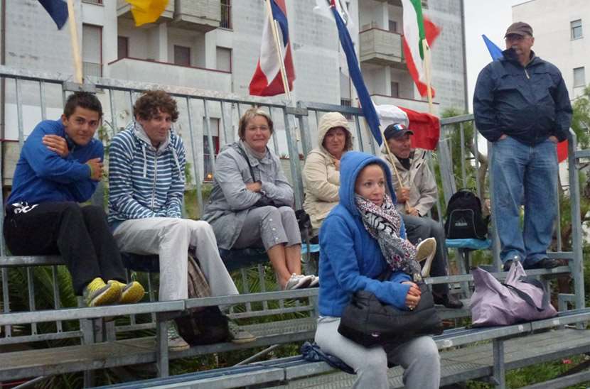 Les supporters français attendent les podiums. Il fait froid en Italie !