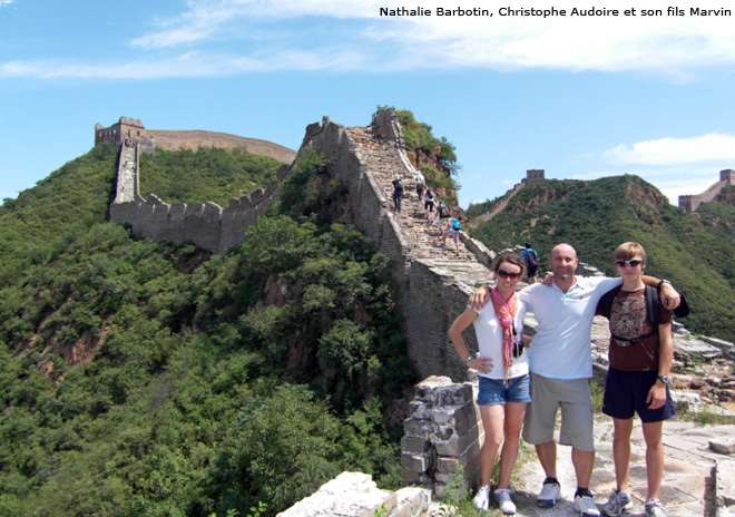 Christophe et Marvin Audoire avec Nathalie Barbotin sur la muraille de Chine