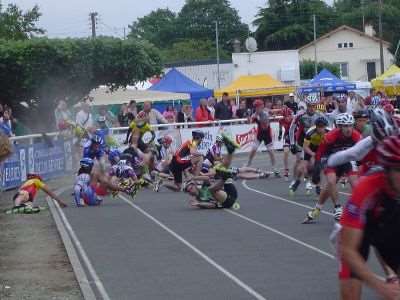 Grosse chute sur le championnat de France route de roller course 2007
