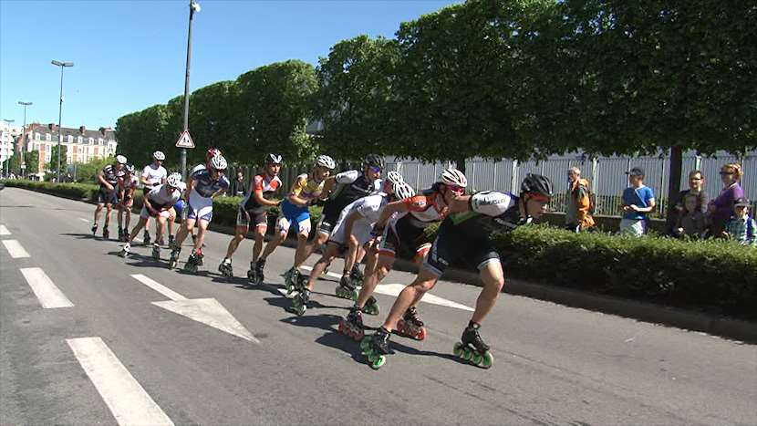 Le peloton de tête du marathon international à Rennes sur Roulettes