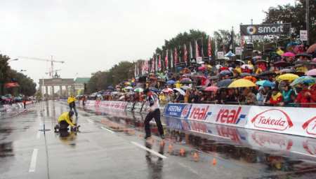 Démonstration de roller slalom sur sol détrempé au marathon de Berlin 2007
