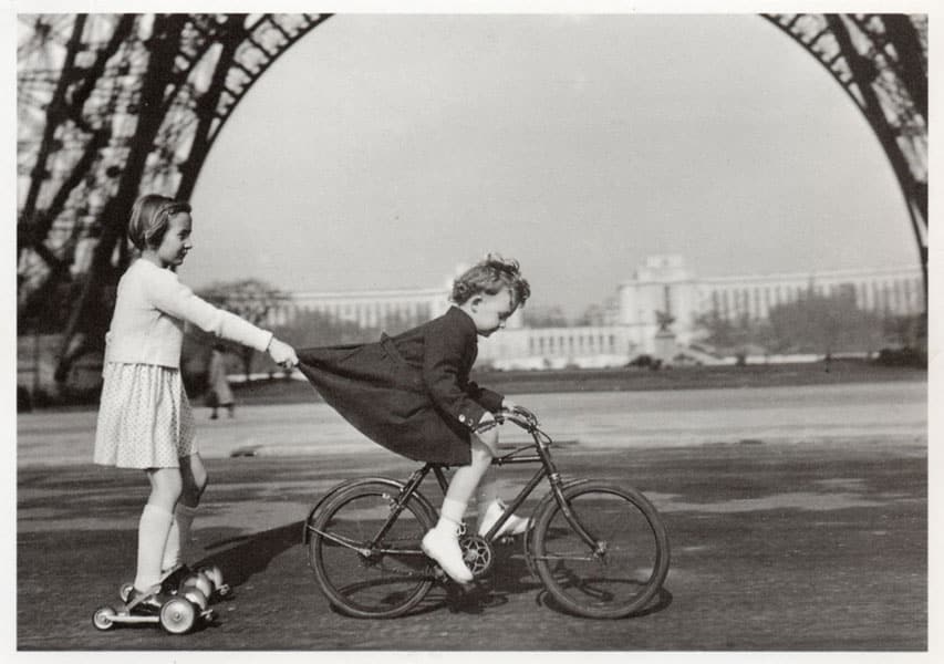 Des enfants en patins à roulettes Fulgur en 1943