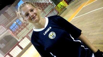 Erika Ghirardello prépare le mondial de rink hockey à Bassano del Grappa (Italie)