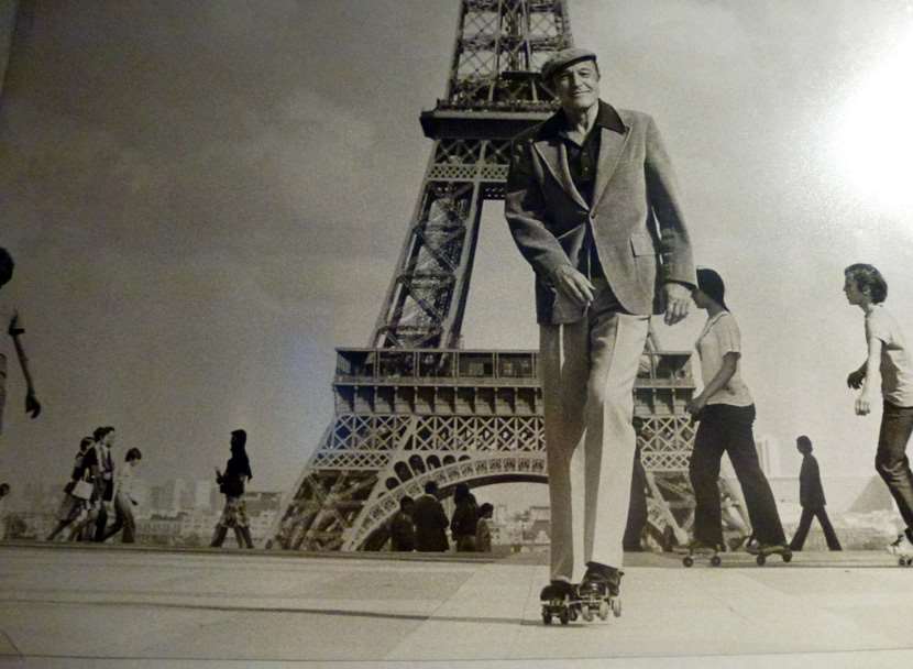 Gene Kelly patine à roulettes au Trocadéro