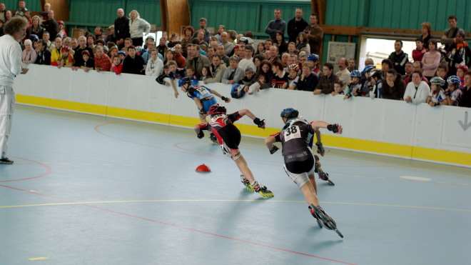 Les arrivées sont disputées devant un public enthousiaste au France Indoor roller course PBM 2008