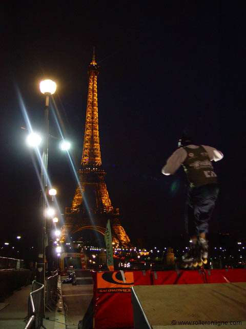 Freeskate face à la Tour Eiffel dans les pentes du Trocadéro