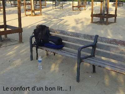 Couchage à la dure sur un banc