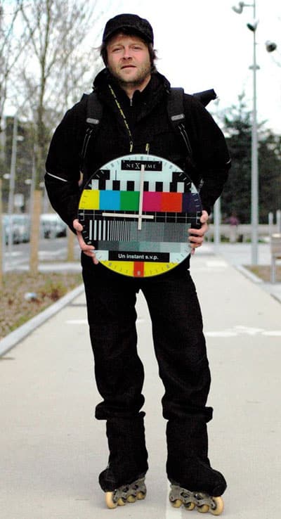 Franck Andersen Franck Andersen transporte une horloge Canal+