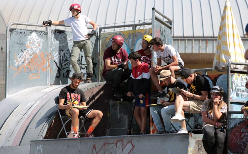 Les juges en action sur le contest de roller street de Gap
