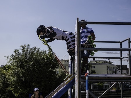 Mona Sing sur une plateforme de départ d'une course d'inline alpine