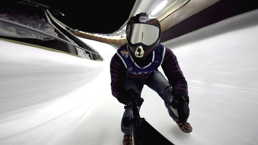 Sébastien Rastegar dans une piste de bobsleigh en glace