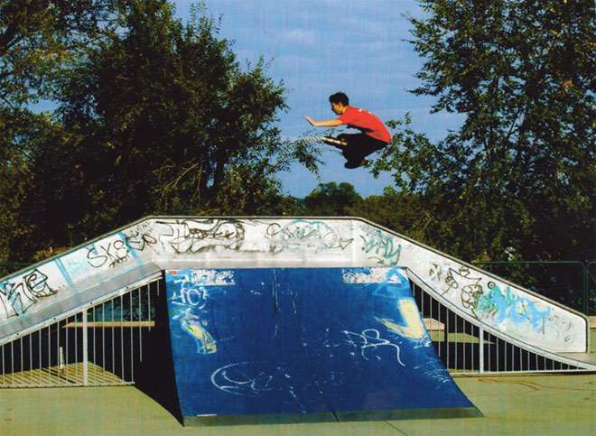 Tiziano Ferrari saute au dessus d'une table en skatepark