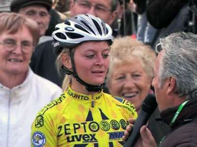 Jana Gegner au micro du speaker de Rennes sur Roulettes en 2007