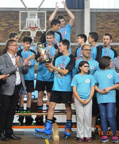 Les jeunes Sharks avec la Coupe