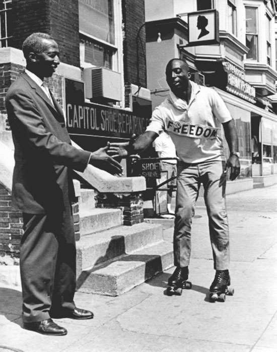Ledger Smith félicité par H. Carl Moultie, vice-president de la banche de Washington D. C. de la NAACP.